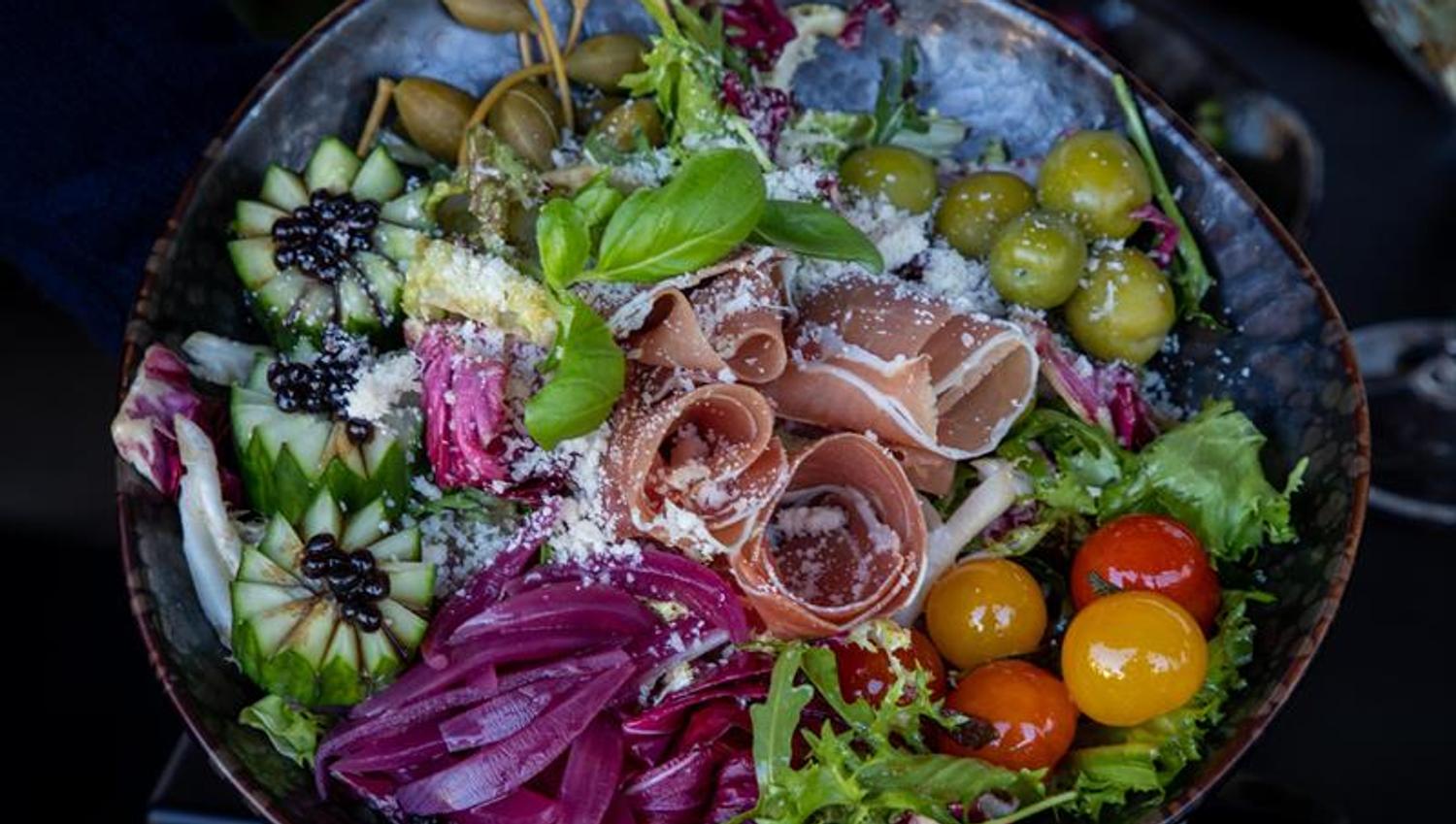 Detalj av salat med parmaskinke.