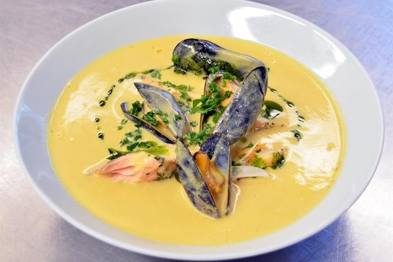 Detaljbilde av suppe i en hvit bolle.