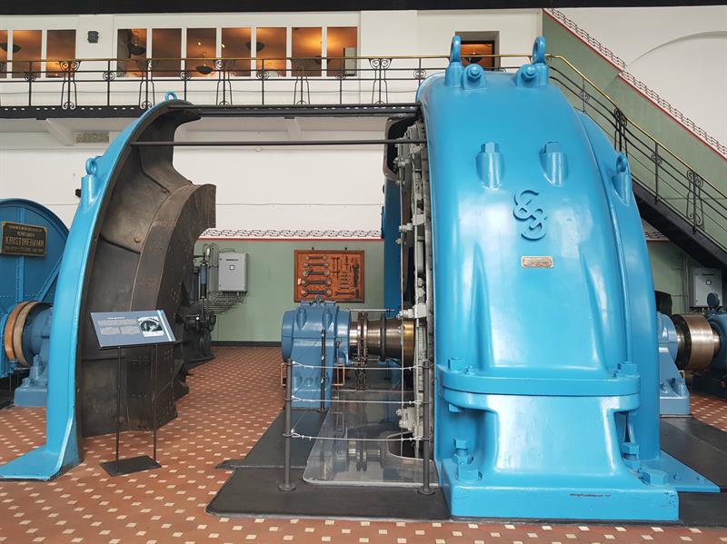 A turbine partially opened to show the inner workings of the machinery at the Kraftmuseet.