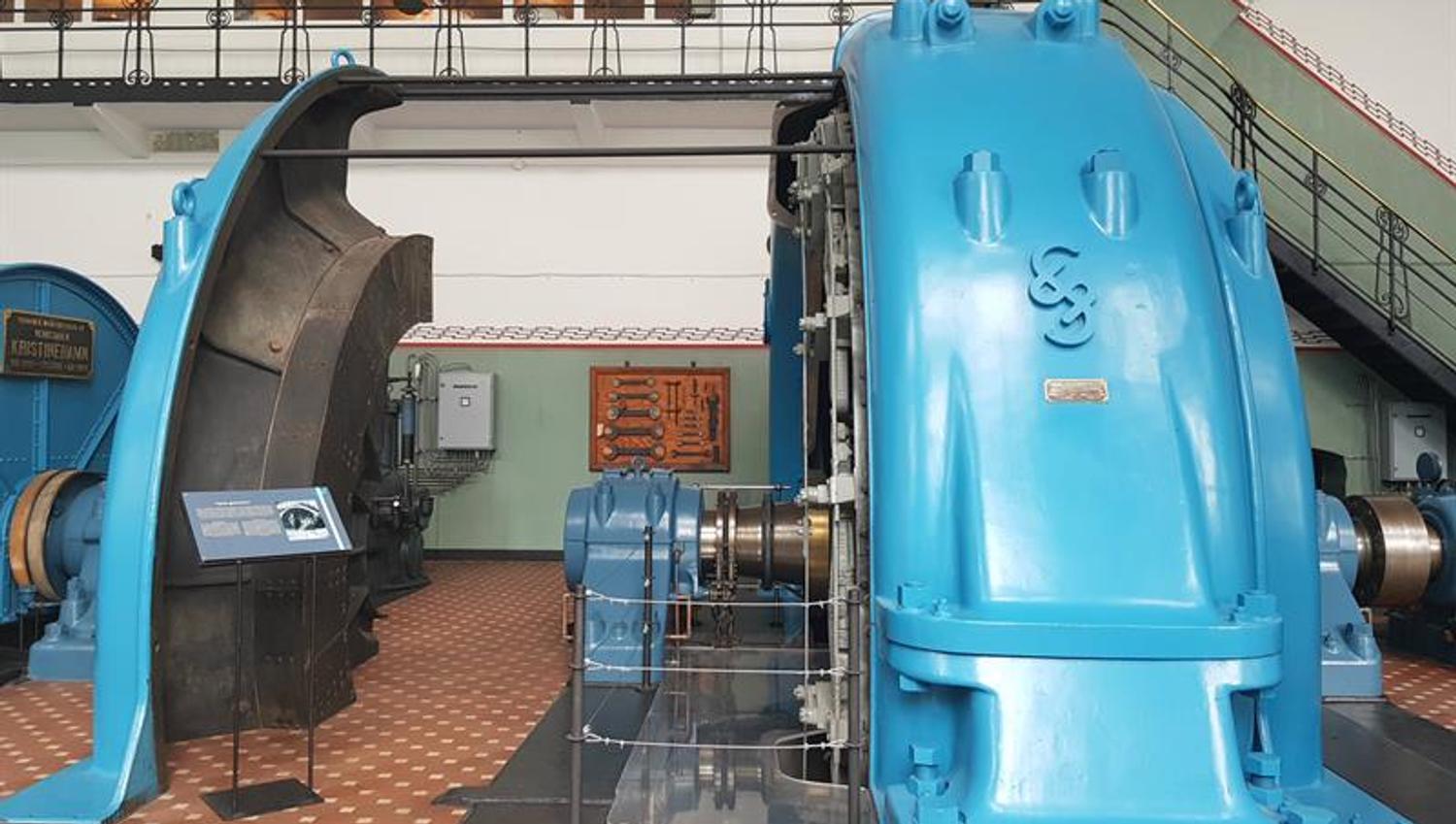 A turbine partially opened to show the inner workings of the machinery at the Kraftmuseet.