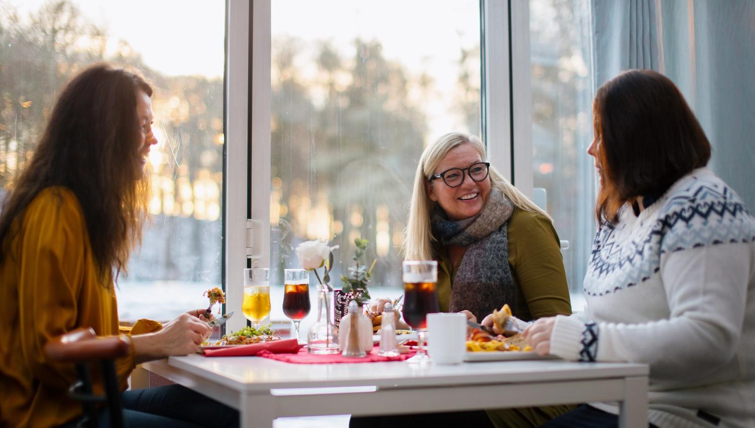 Three ladies eat food at Bøkekroa