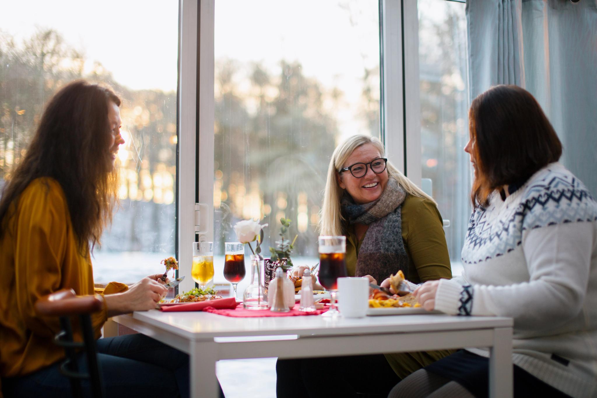 Three ladies eat food at Bøkekroa