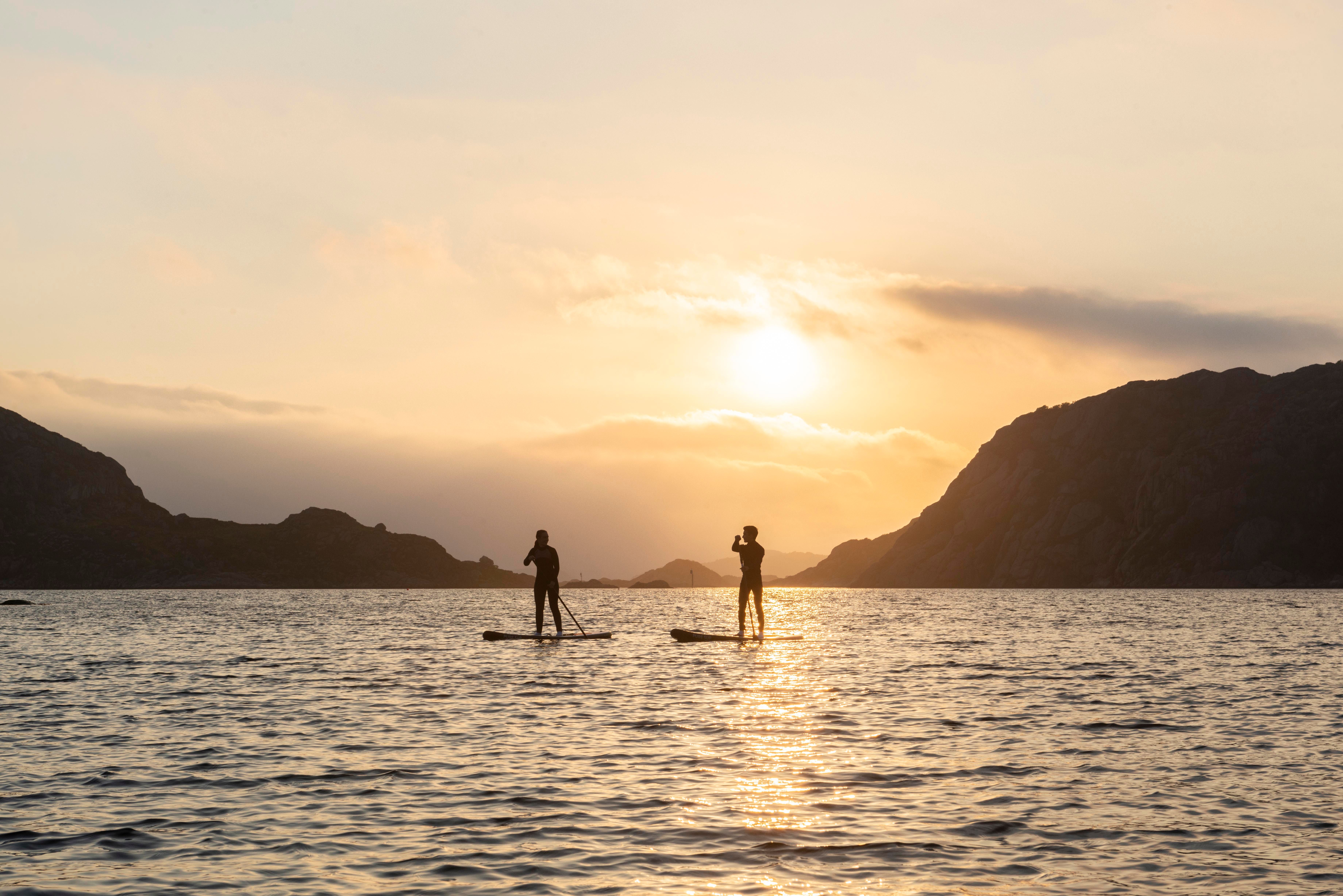 SUP-padlere i solnedgang - Korshamn Rorbuer