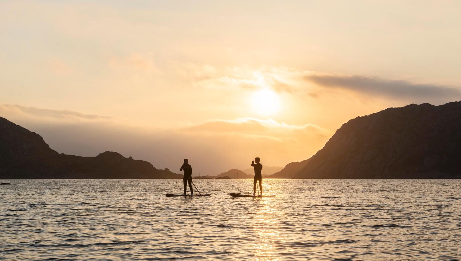 SUP-padlere i solnedgang - Korshamn Rorbuer