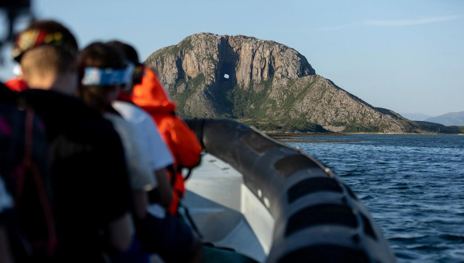RIB med Torghatten i bakgrunnen.