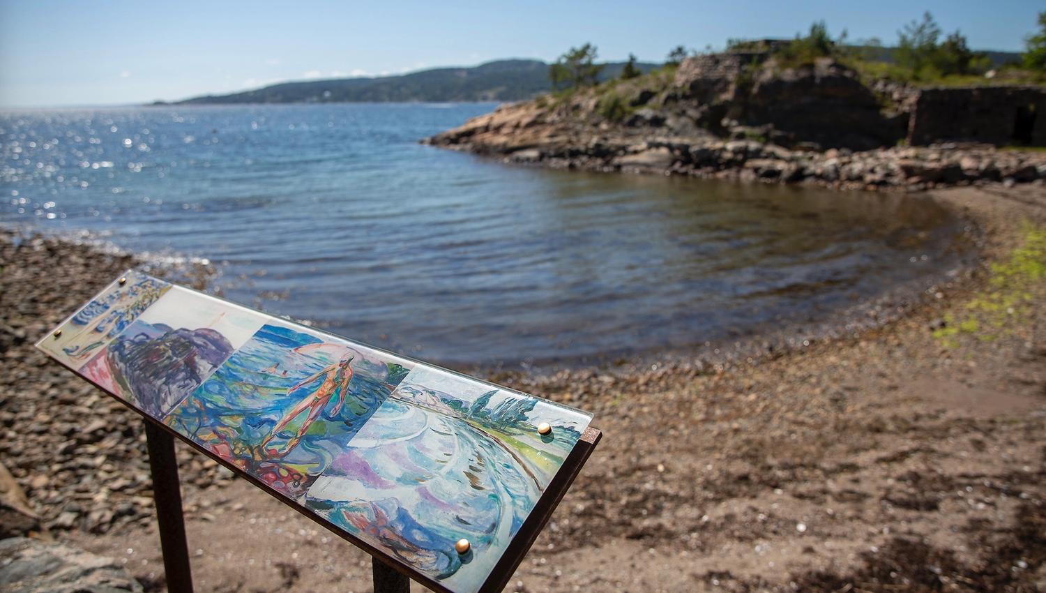 Beach and paintings by Munch