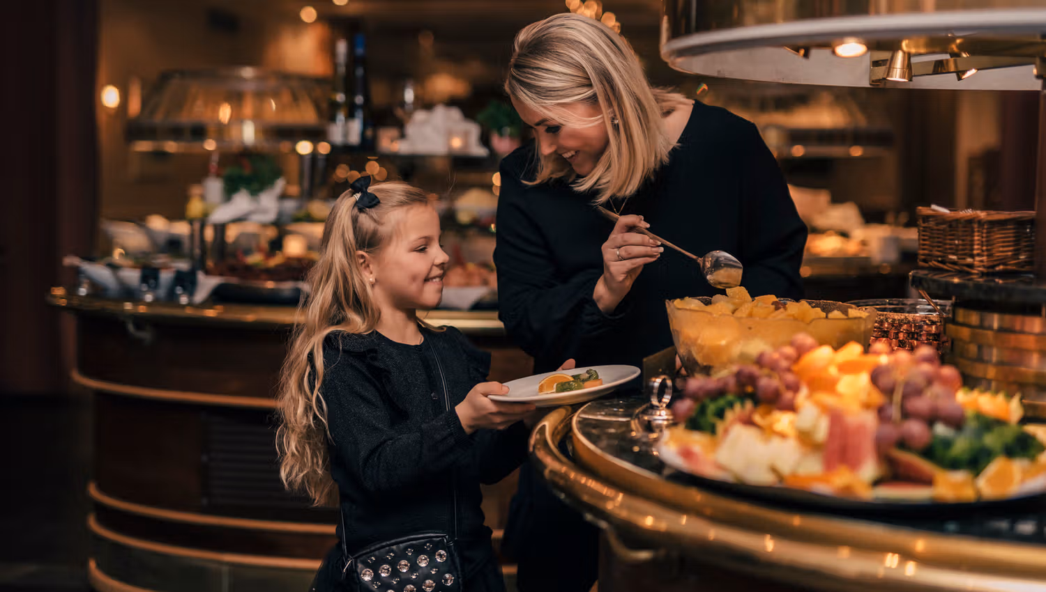 Deilige fristelser på dessertbuffetern på Hotel Union Geiranger