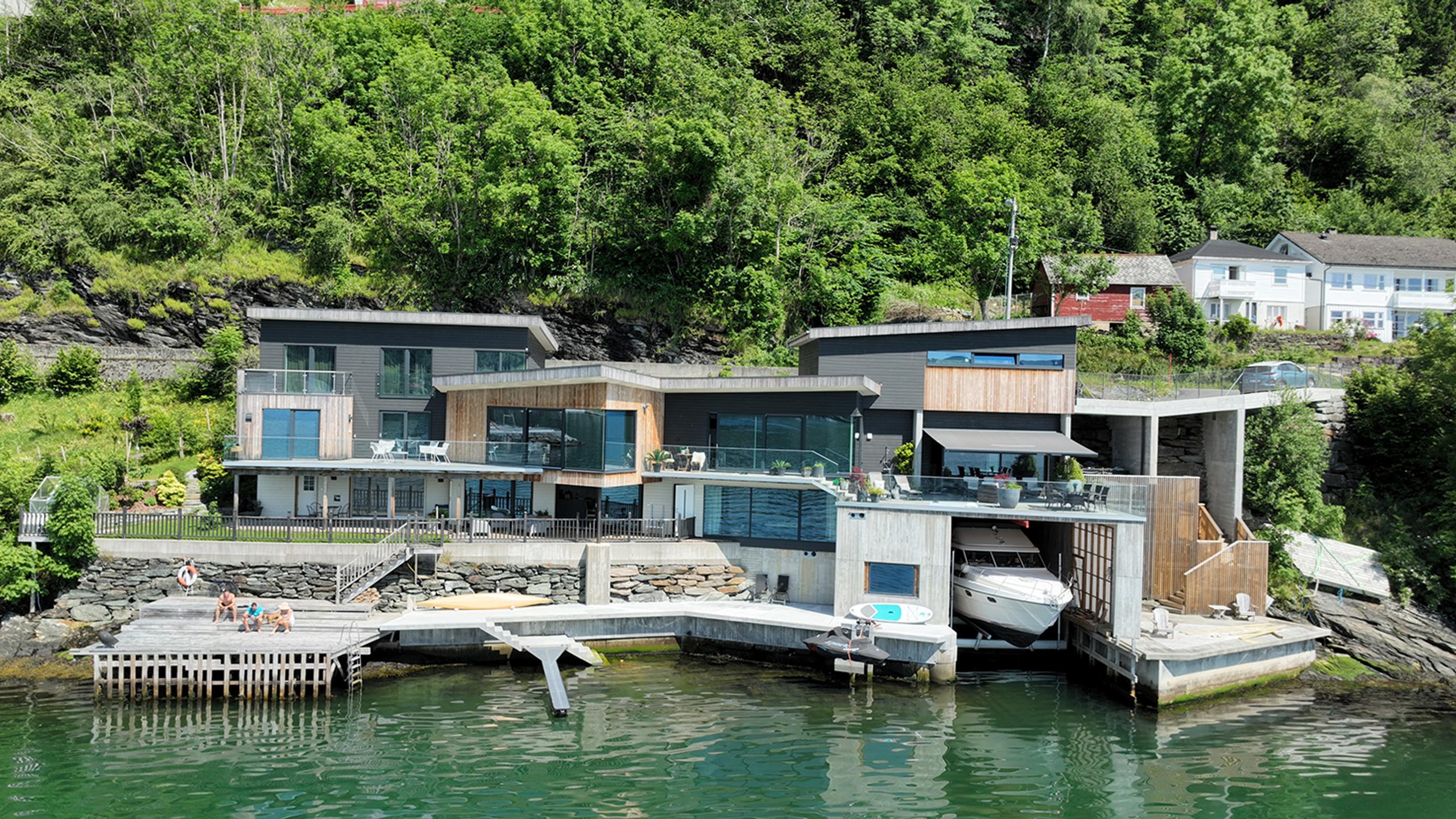 A modern luxury resort by the Hardangerfjord, offering breathtaking views and private boat access. Ideal for a relaxing getaway in Norwegian nature.