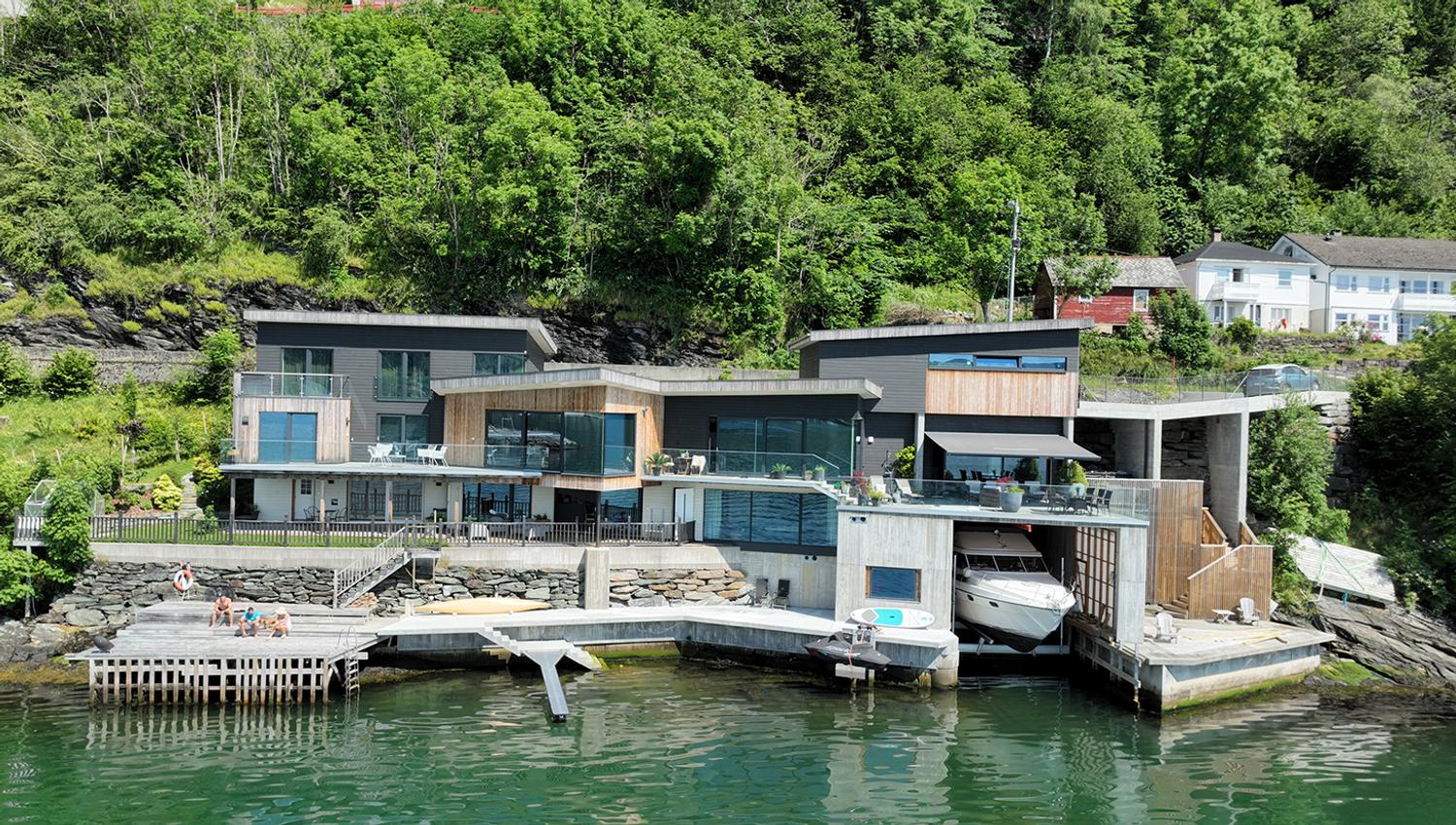 A modern luxury resort by the Hardangerfjord, offering breathtaking views and private boat access. Ideal for a relaxing getaway in Norwegian nature.