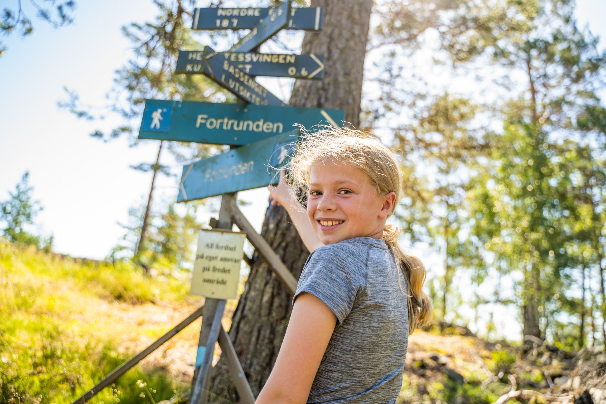 Jente peker på turskilt