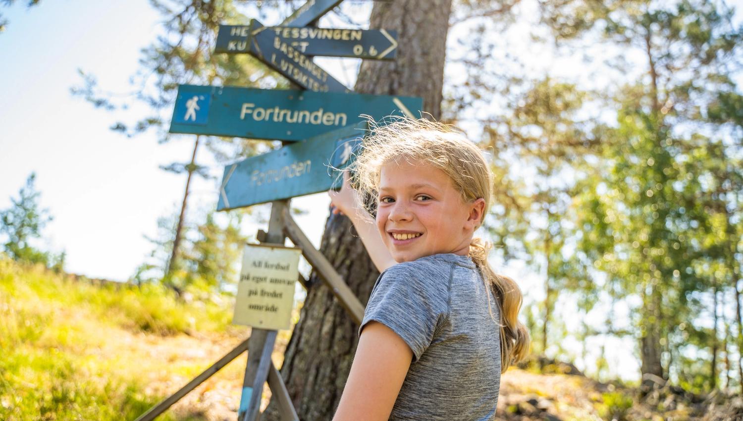 Jente peker på turskilt