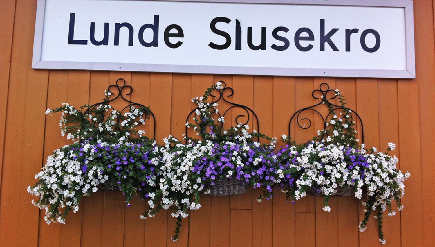 sign for Lunde Slusekro with flowers underneath