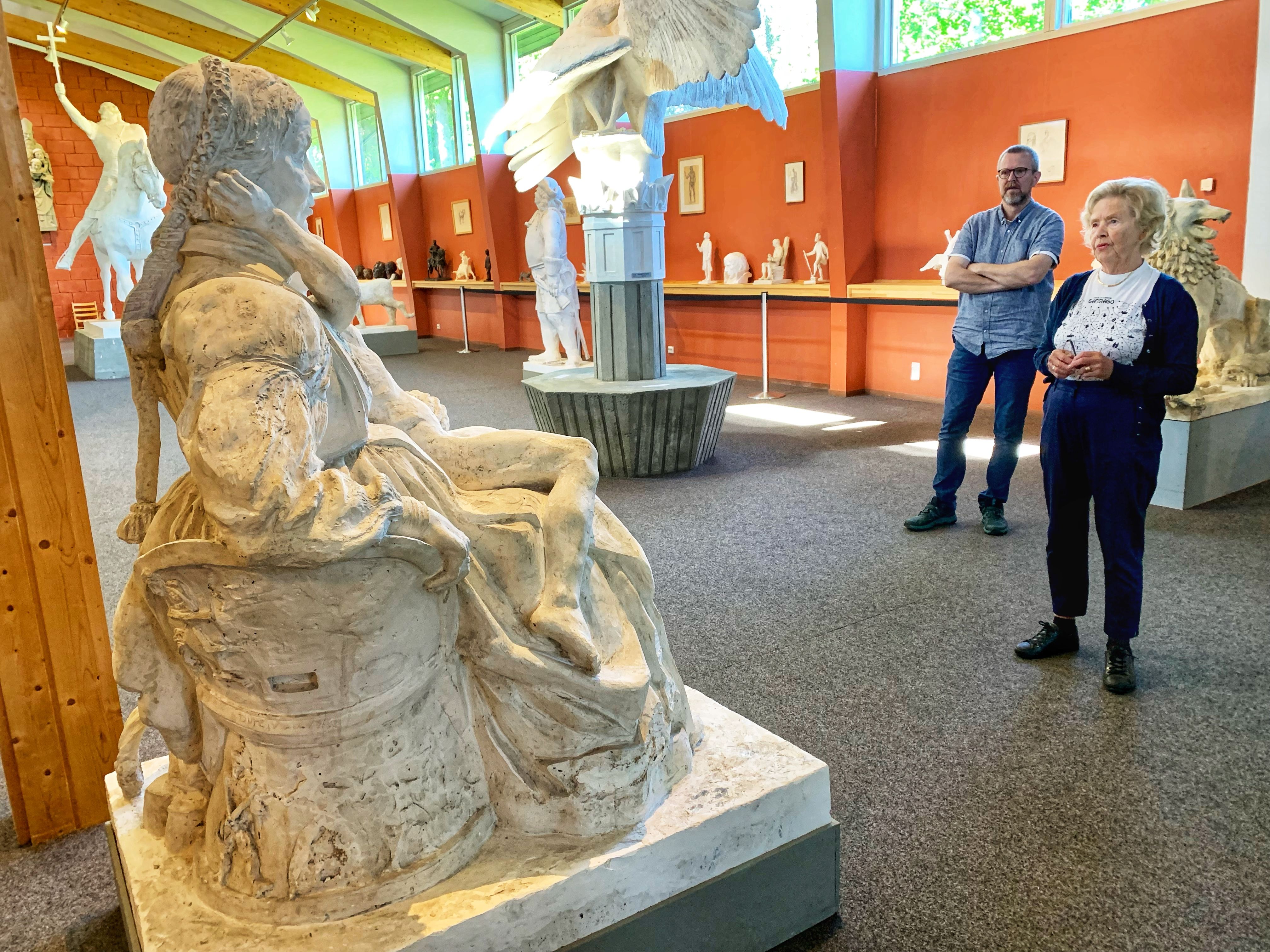 Anne Joronn Sætre i skulpturutstillinga i Dyre Vaa-samlingane i Rauland, Vest-Telemark museum.