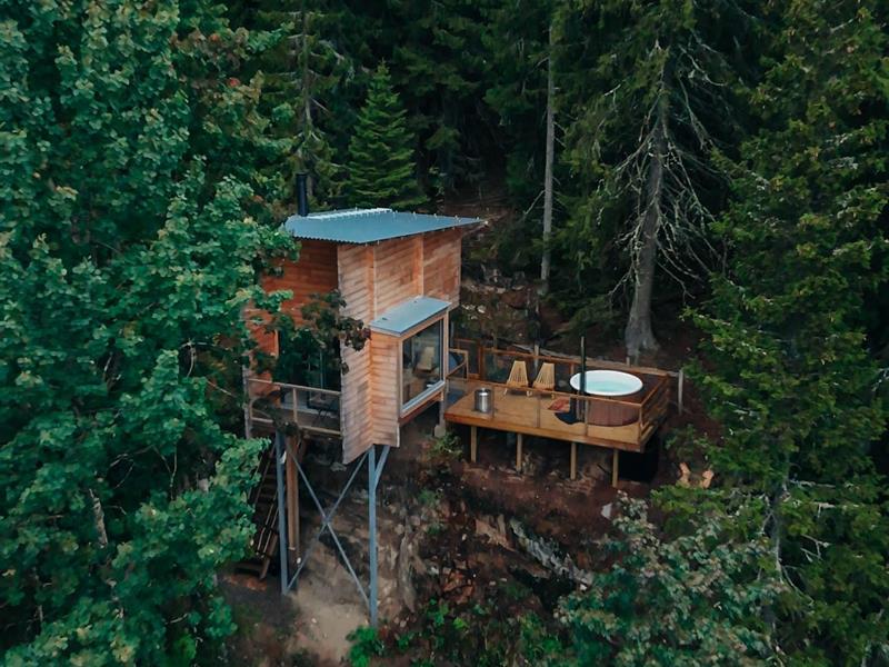 tretopphytte i skogen med en jacuzzi
