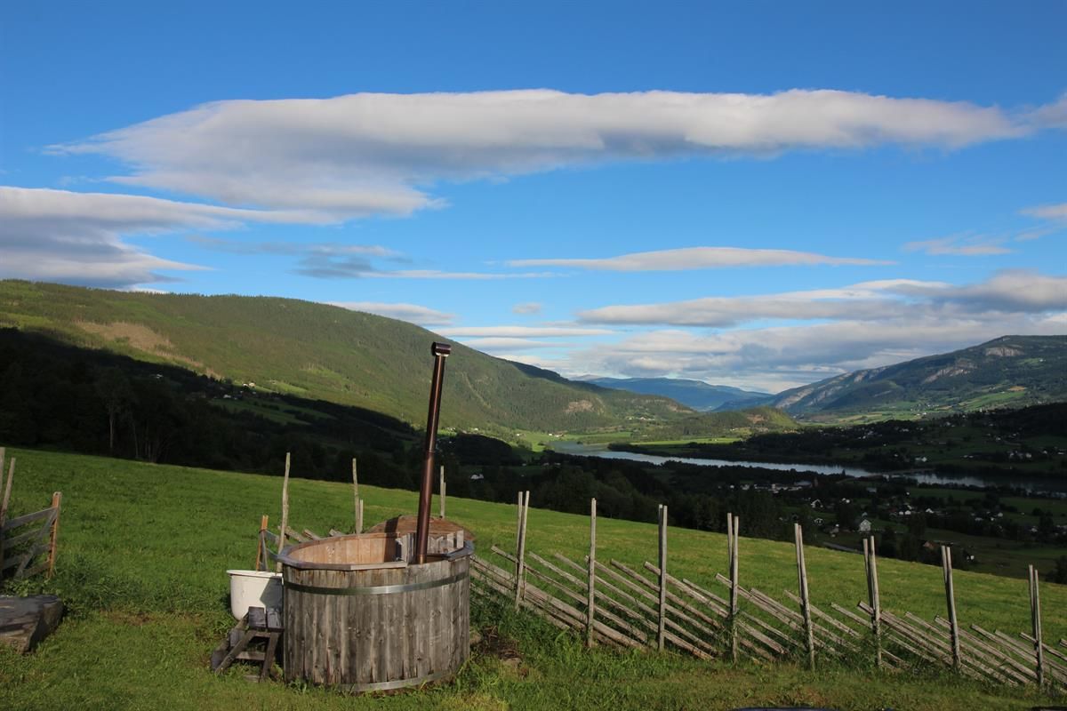 Hot tub with a lovely view over Lågen in Gudbrandsdalen