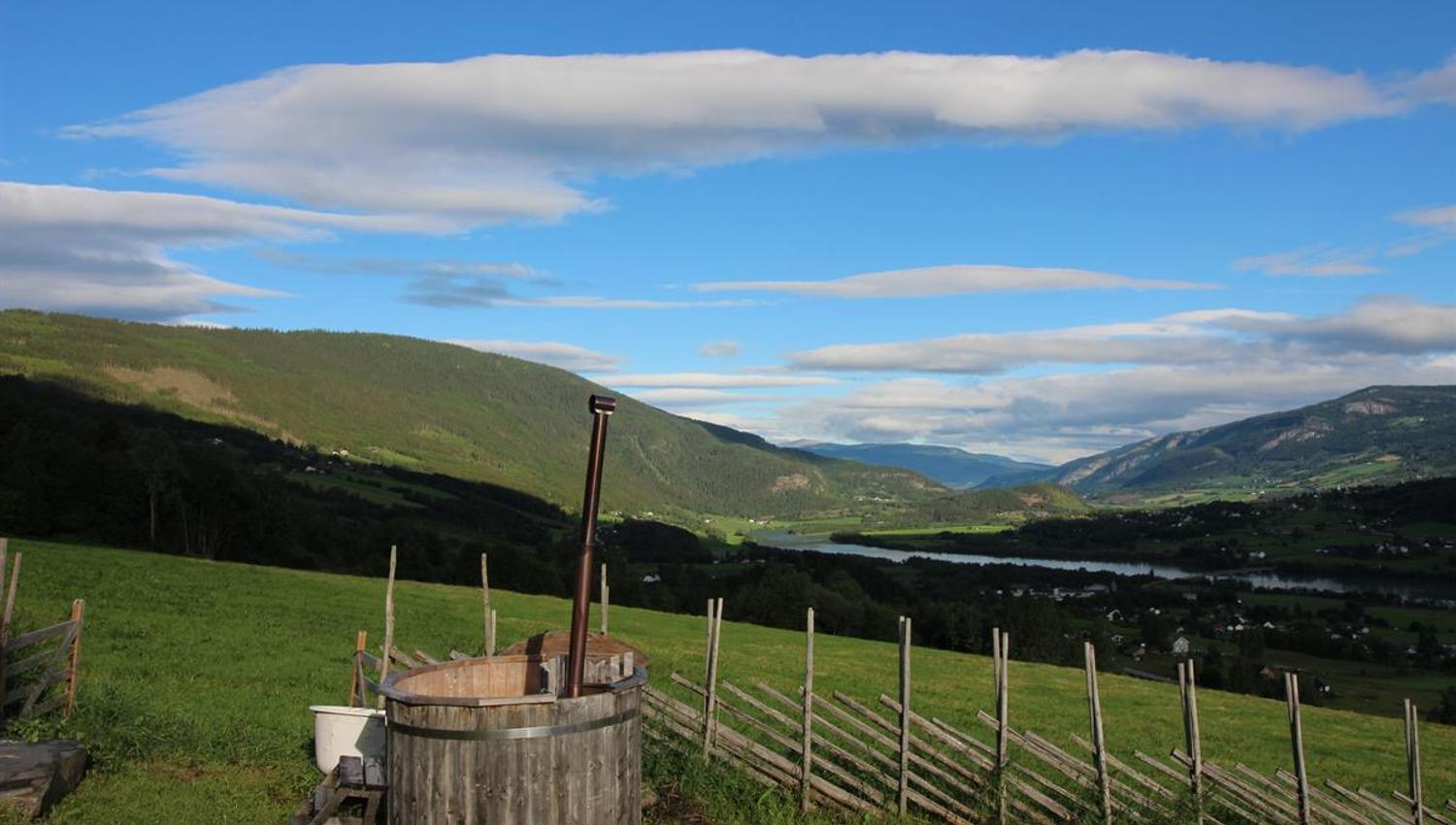 Hot tub with a lovely view over Lågen in Gudbrandsdalen