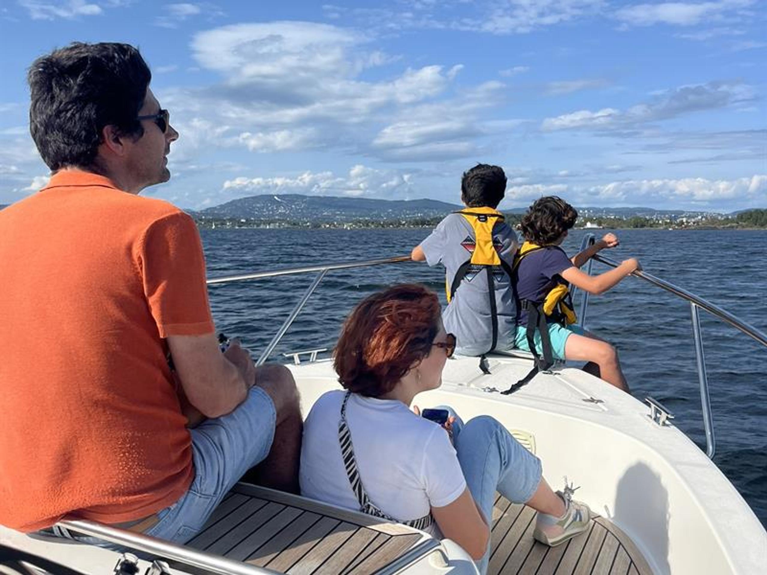 Familie på båtdekket, sjøutsikt