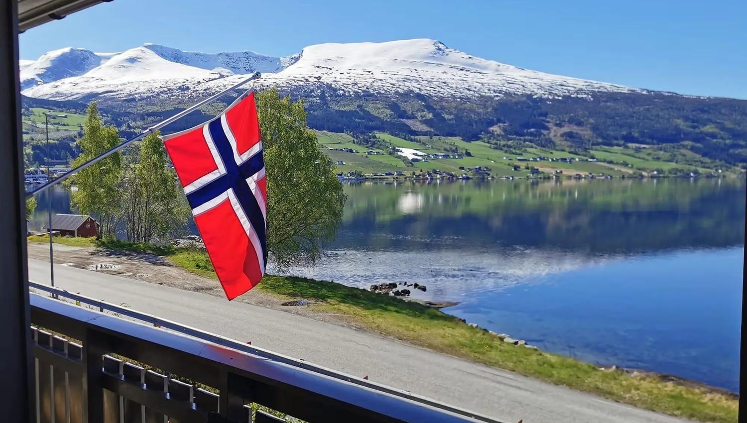 Innvik Fjordcamp ligg idyllisk til langs Nordfjorden, nærme andre attraksjonar i Nordfjord.