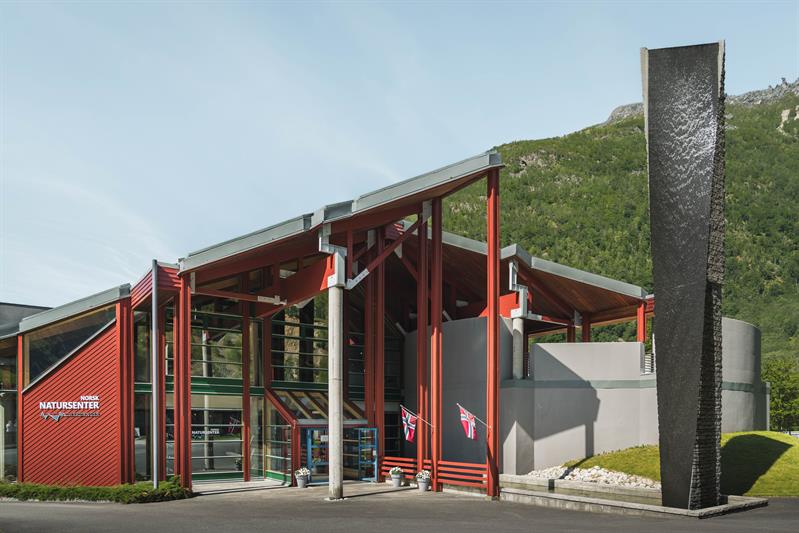 Inngangen til Norsk Natursenter på en solskinnsdag.