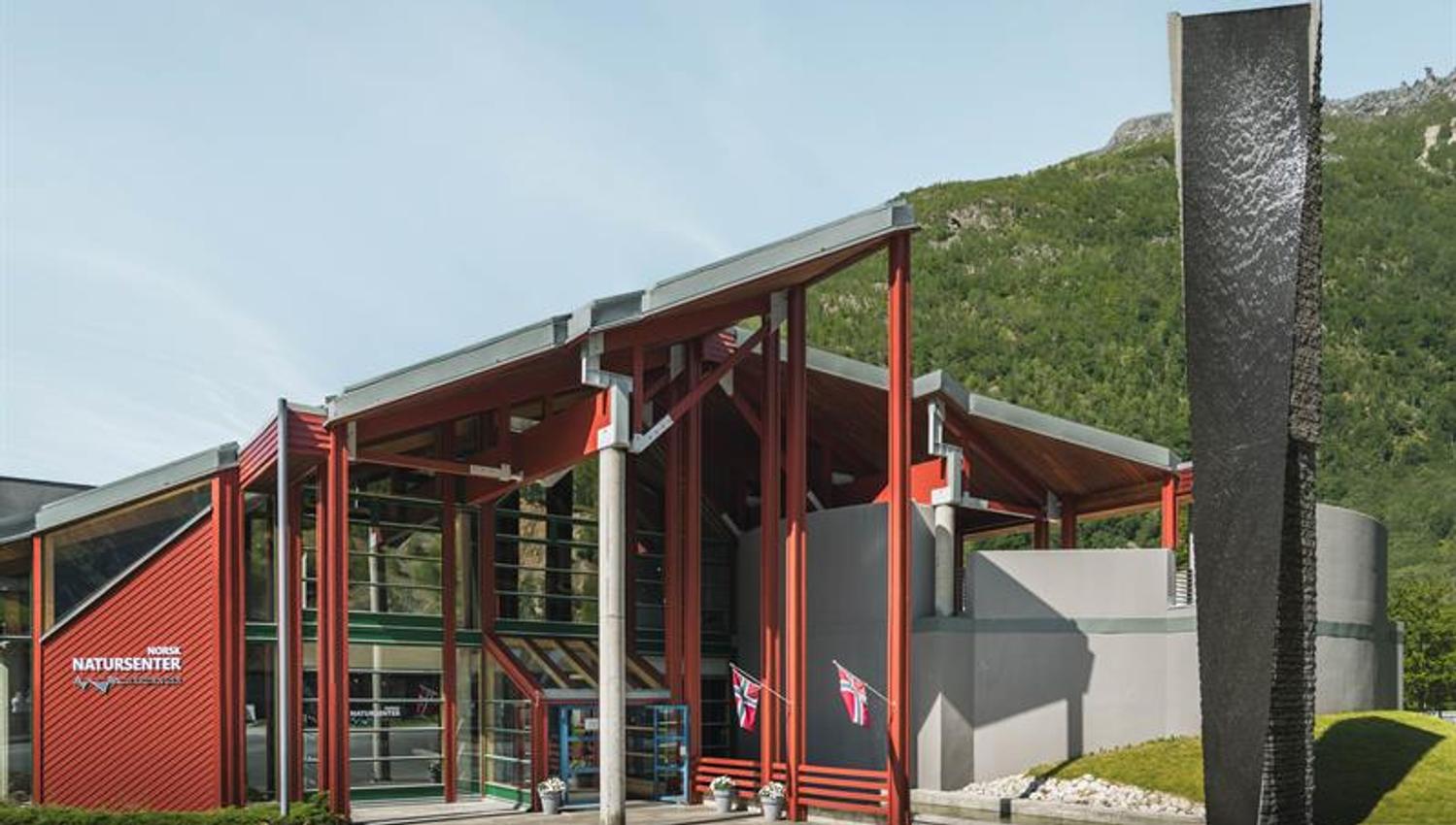 Inngangen til Norsk Natursenter på en solskinnsdag.