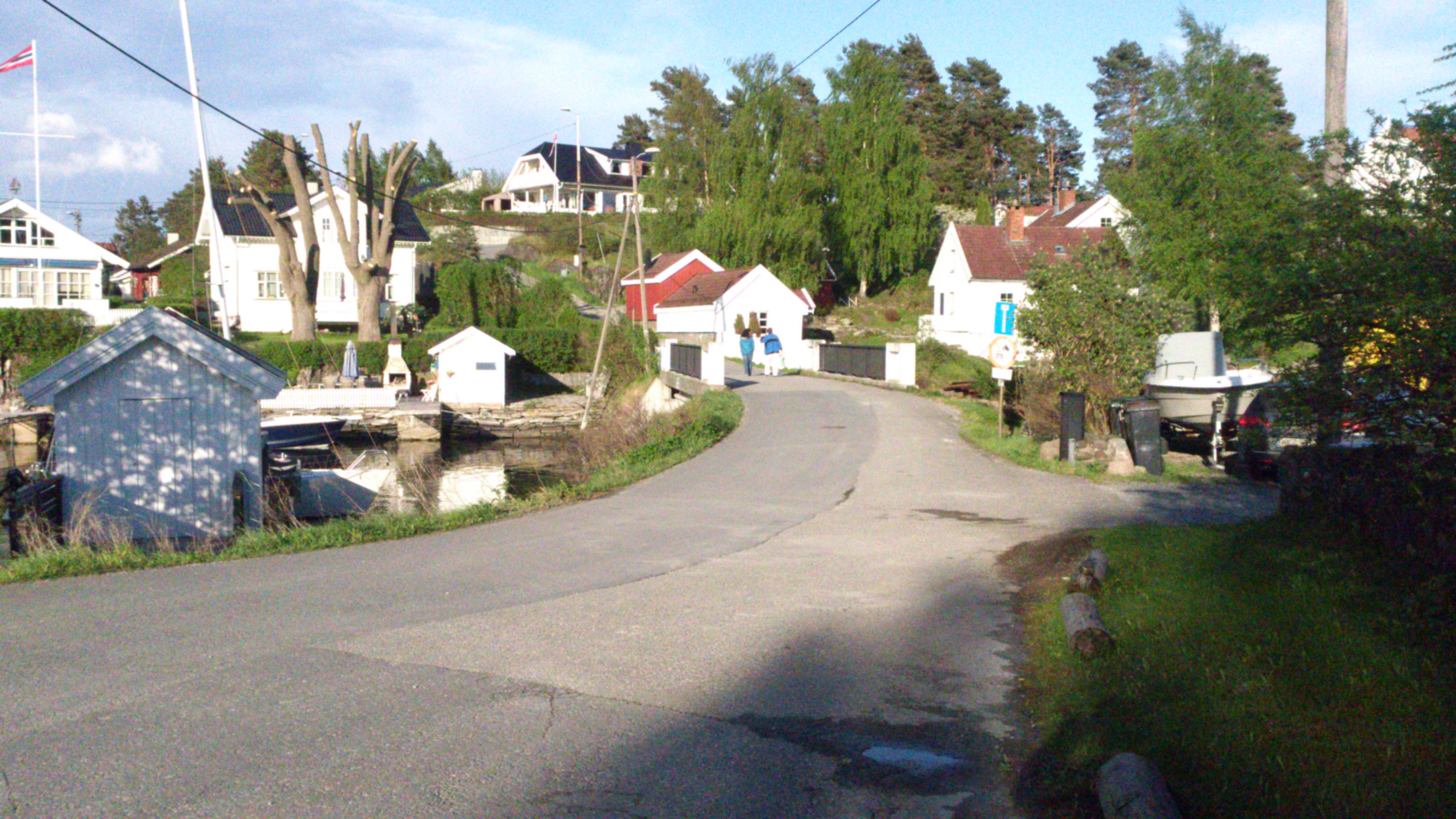 Utsikt mot Konglungøya, hvitmalte hus