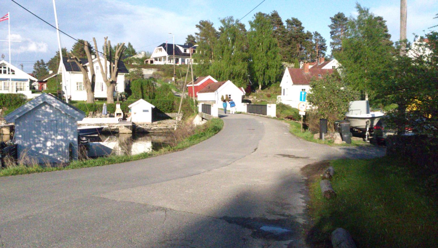 Utsikt mot Konglungøya, hvitmalte hus