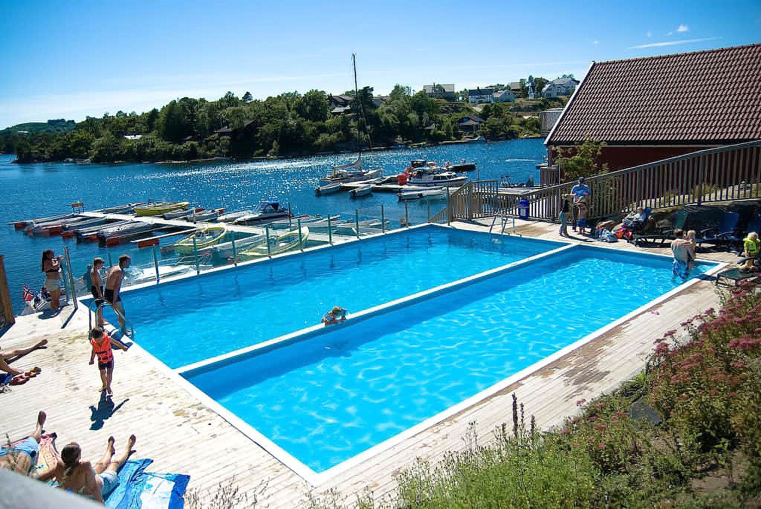 To bassenger med mennesker som er på vei til bassenget