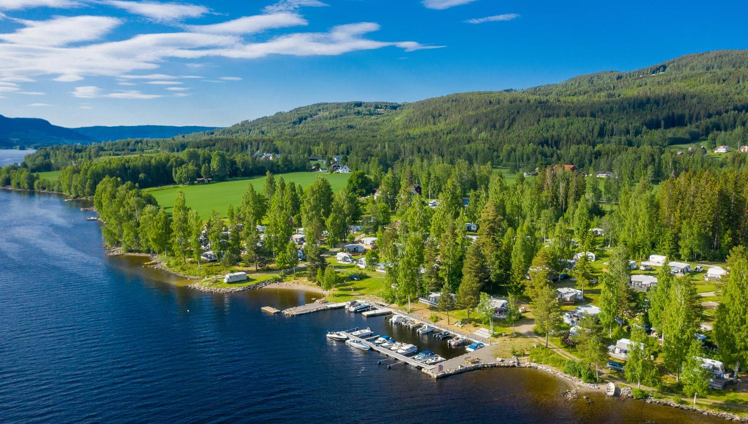 Lyngstrand_Camping_dronebilde_fra_fjorden_Foto_Bjørn_Stuedal
