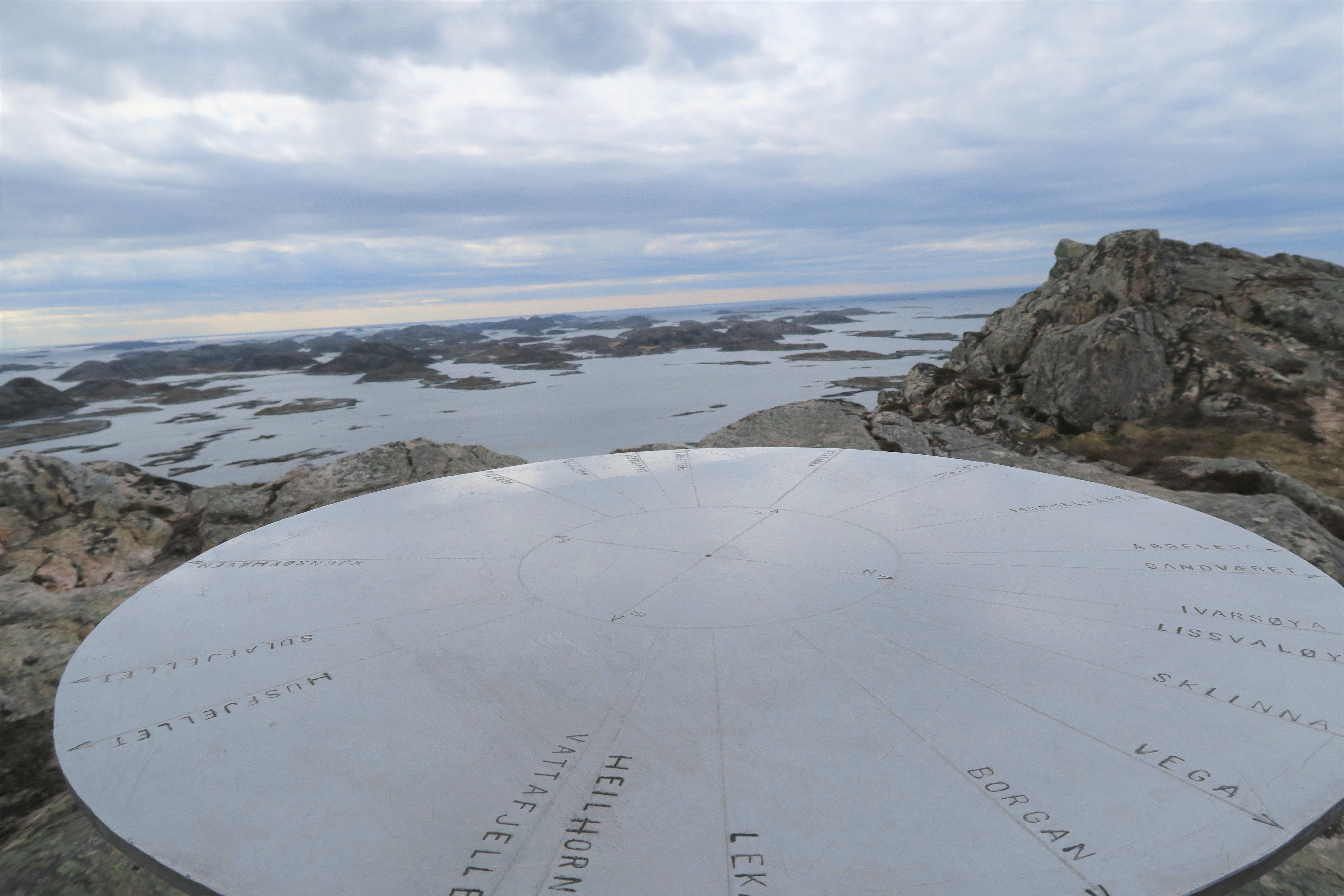 Retningsskive Valøytind på Namdalskysten.