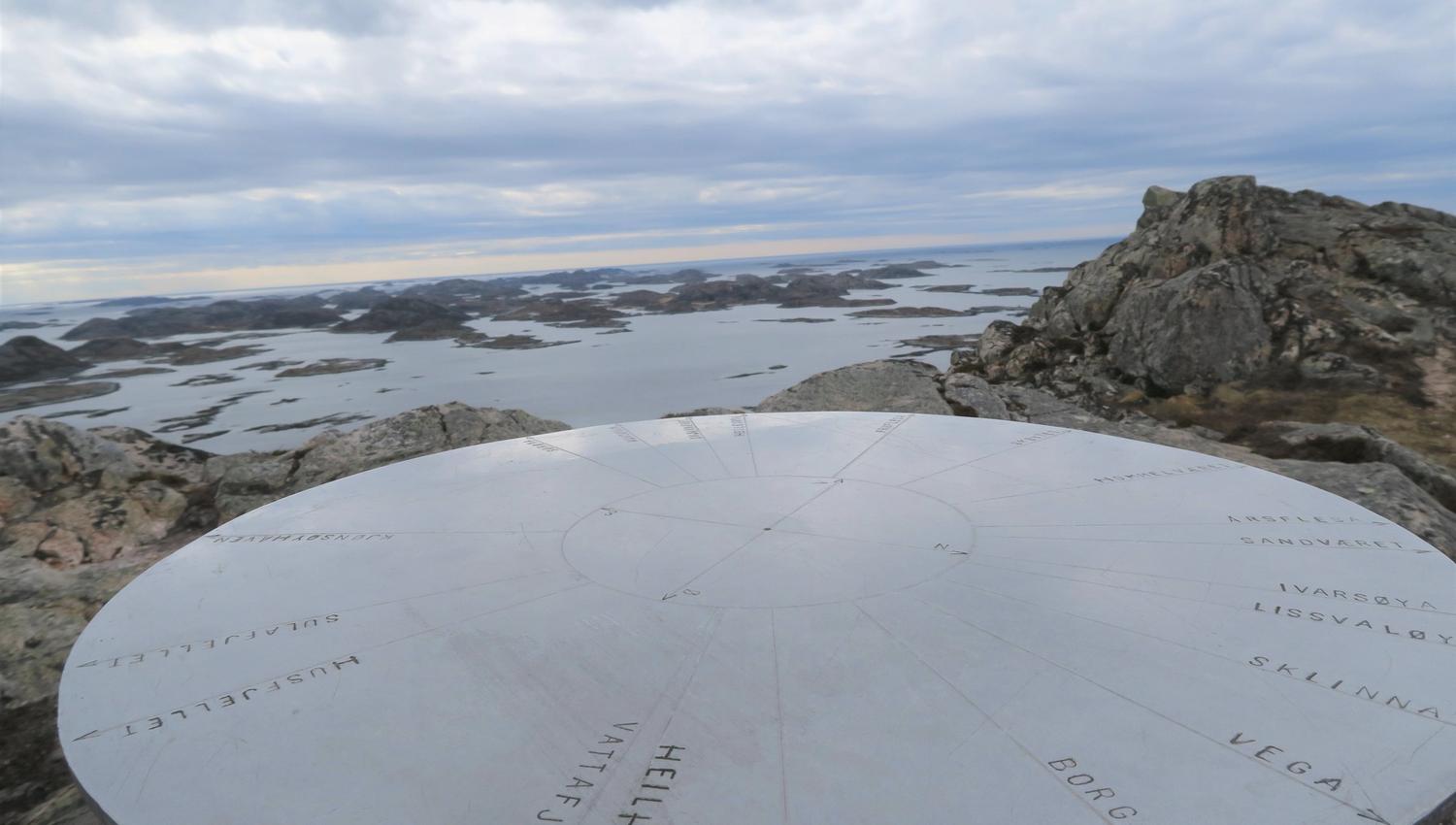 Retningsskive Valøytind på Namdalskysten.