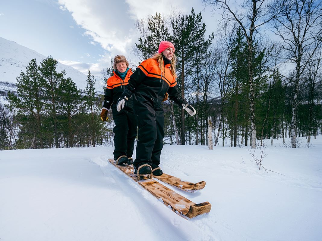 Guests try "tandem skis"