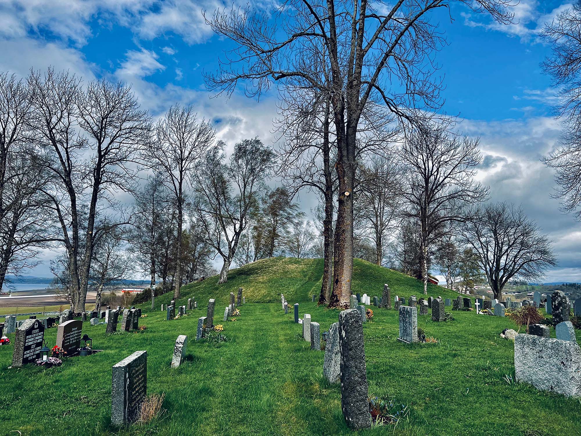 Olvishaugen i kirkegården på Alstadhaug kirke