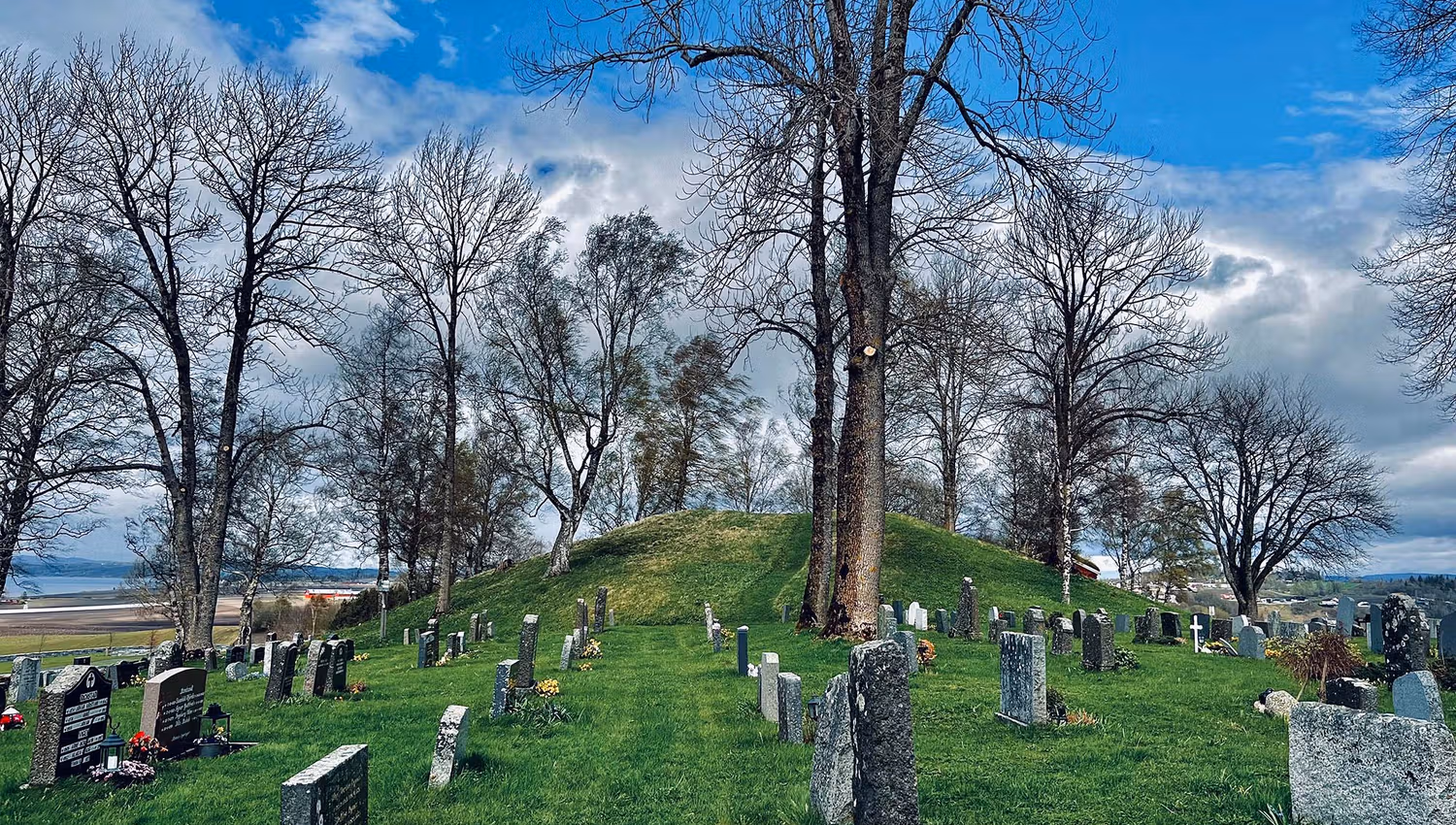 Olvishaugen i kirkegården på Alstadhaug kirke