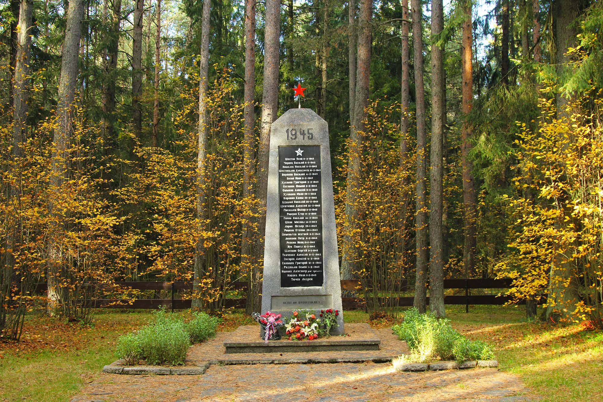 Krigskirkegården - russisk minnesmerke i furuskogen ved Aker i Verdal
