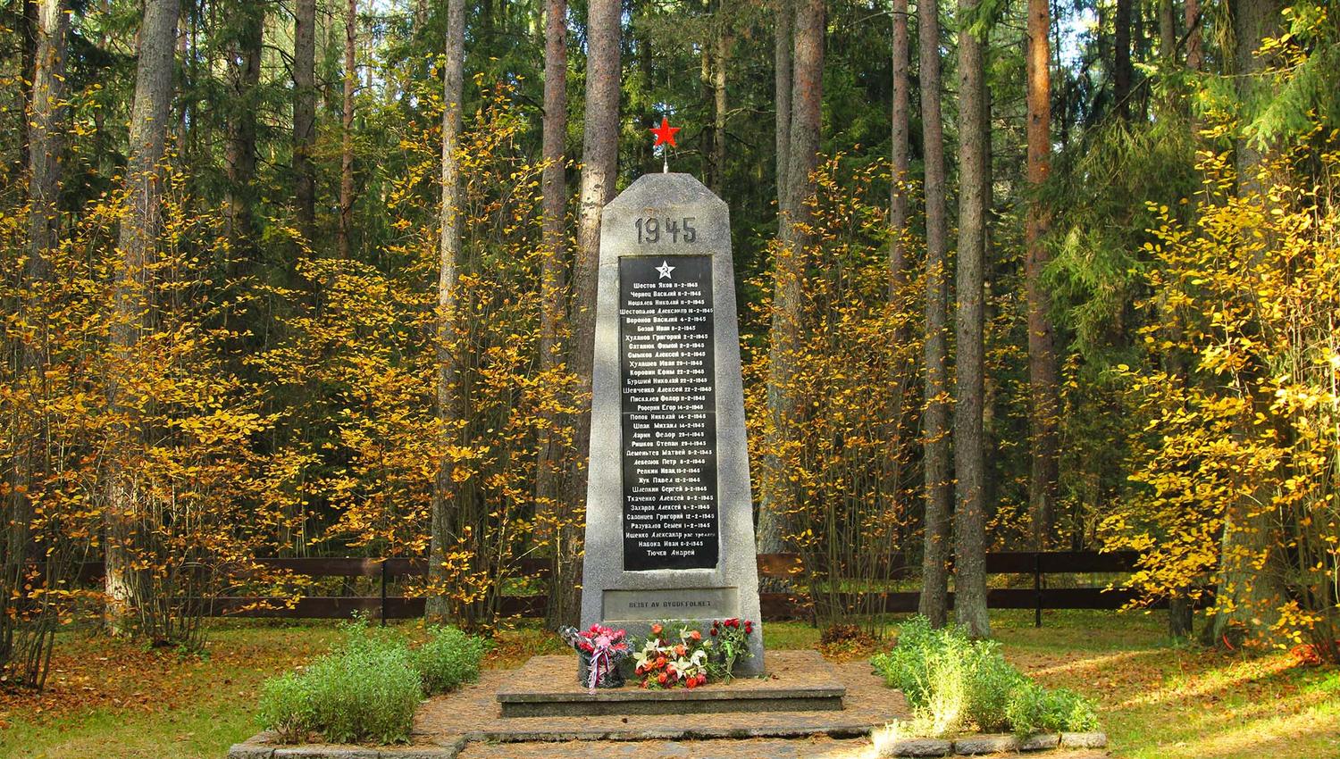 Krigskirkegården - russisk minnesmerke i furuskogen ved Aker i Verdal