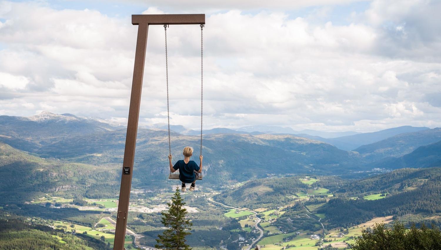 Gutt på Hangurshusko, med flott utsikt over Voss