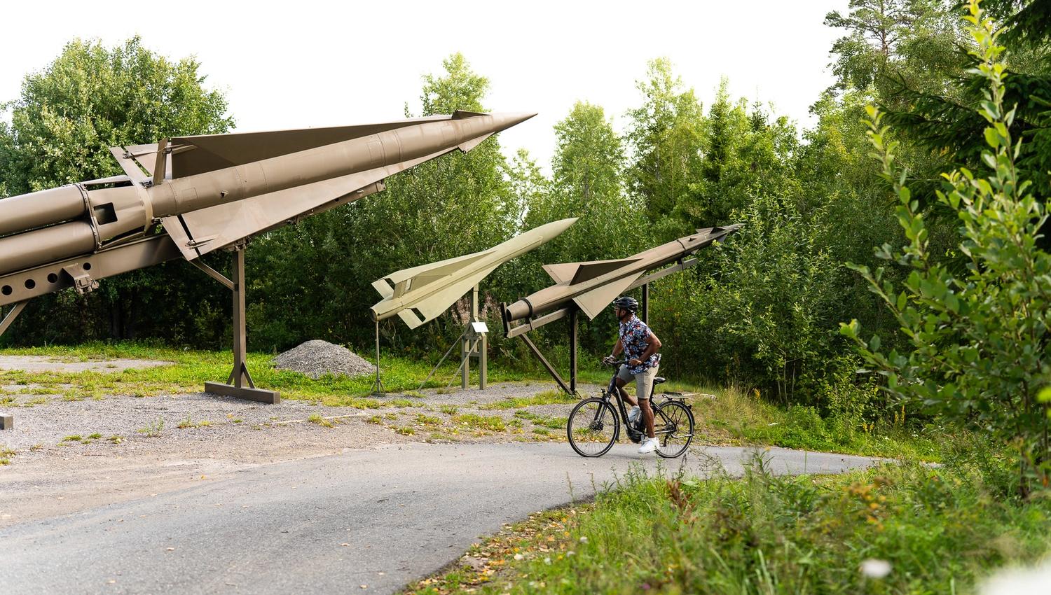 Syklist betrakter utstilte raketter