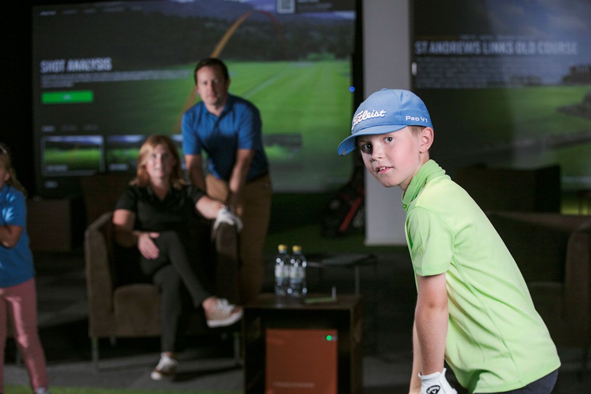 family playing golf at Bygolf Skien