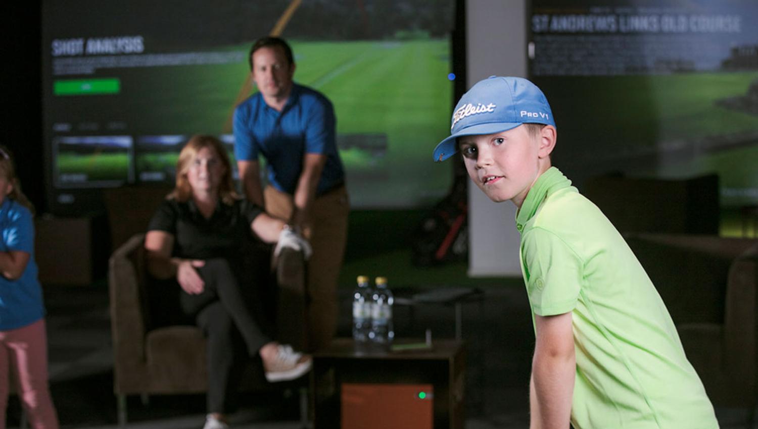 family playing golf at Bygolf Skien