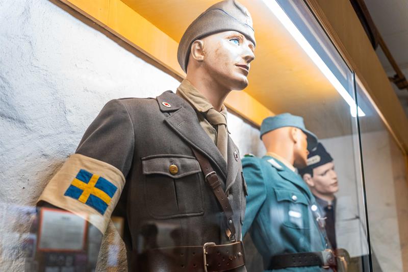 Mannequins wearing uniforms from the war