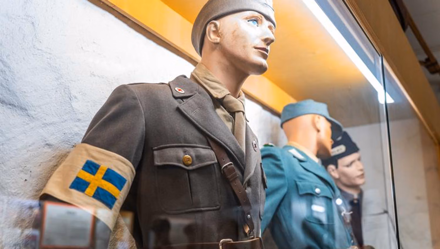 Mannequins wearing uniforms from the war