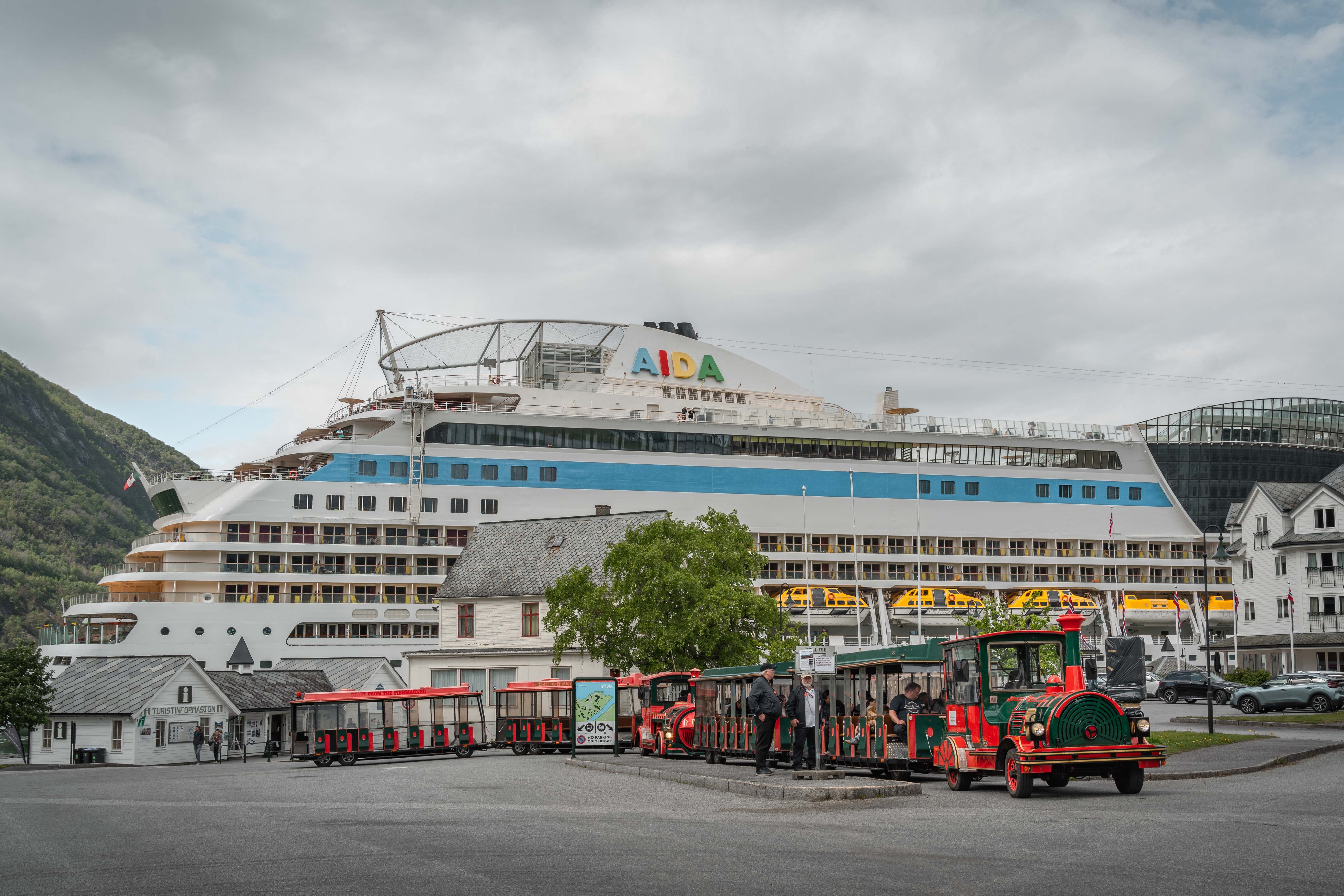 Der Trollzug vor einem AIDA-Schiff.