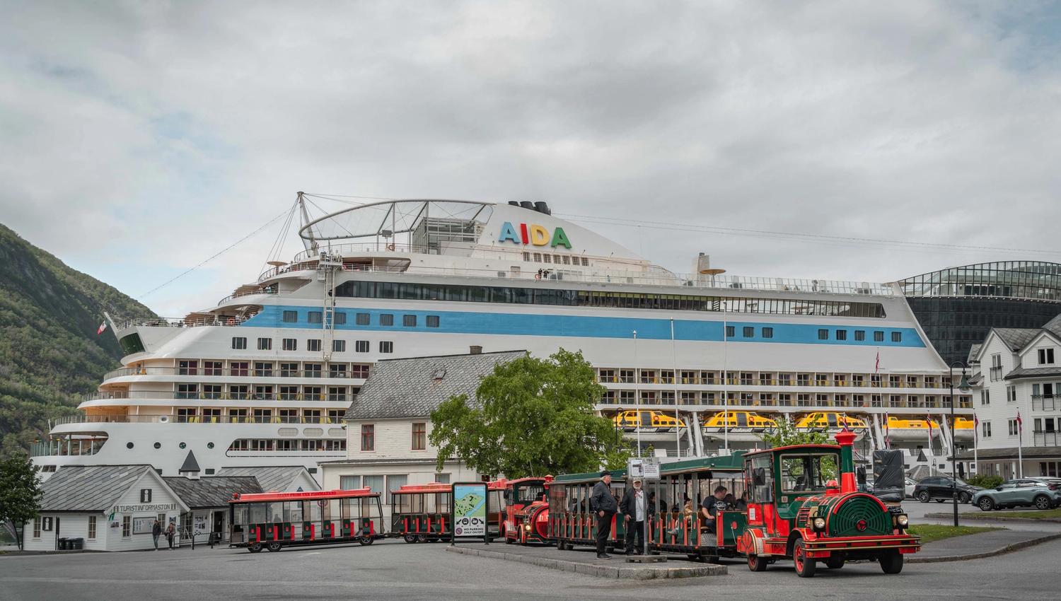 Der Trollzug vor einem AIDA-Schiff.