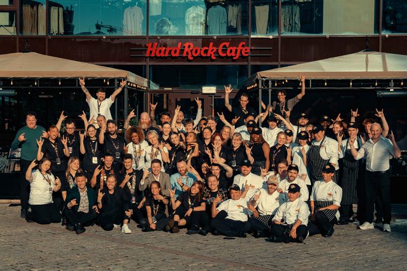 Group photo of employees in front of the facade.