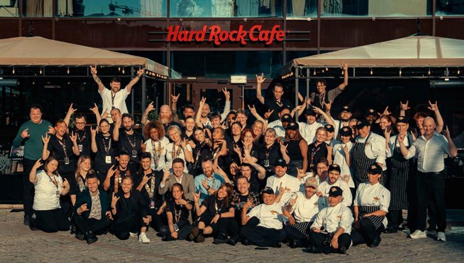 Group photo of employees in front of the facade.