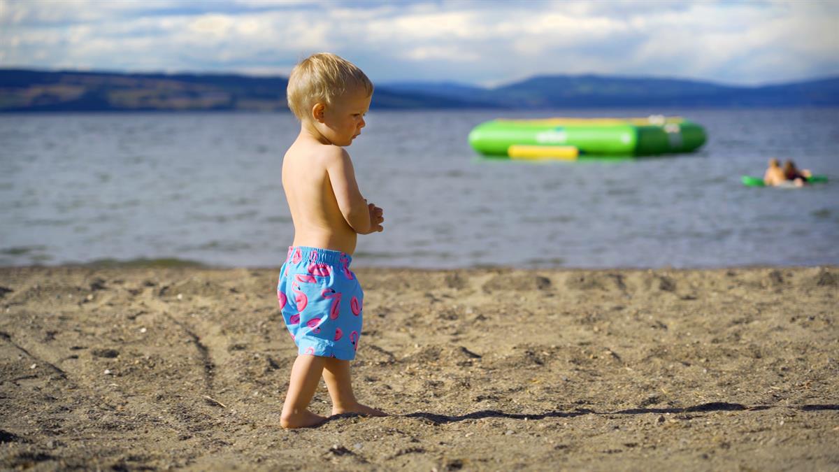 Gutt på stranda på Evjua Strandpark