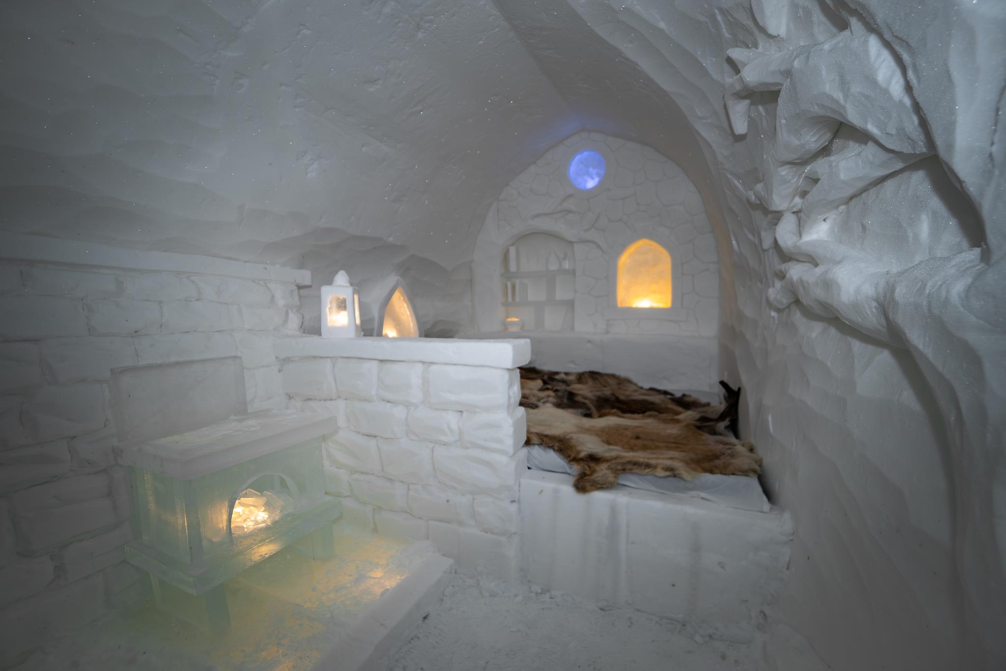 Scopri l'incanto di un'accogliente suite di ghiaccio, immersa in un design affascinante e illuminata da lanterne. Questa magica struttura offre un'esperienza unica, dove la bellezza del ghiaccio e la calda atmosfera invitano al relax e alla meraviglia.