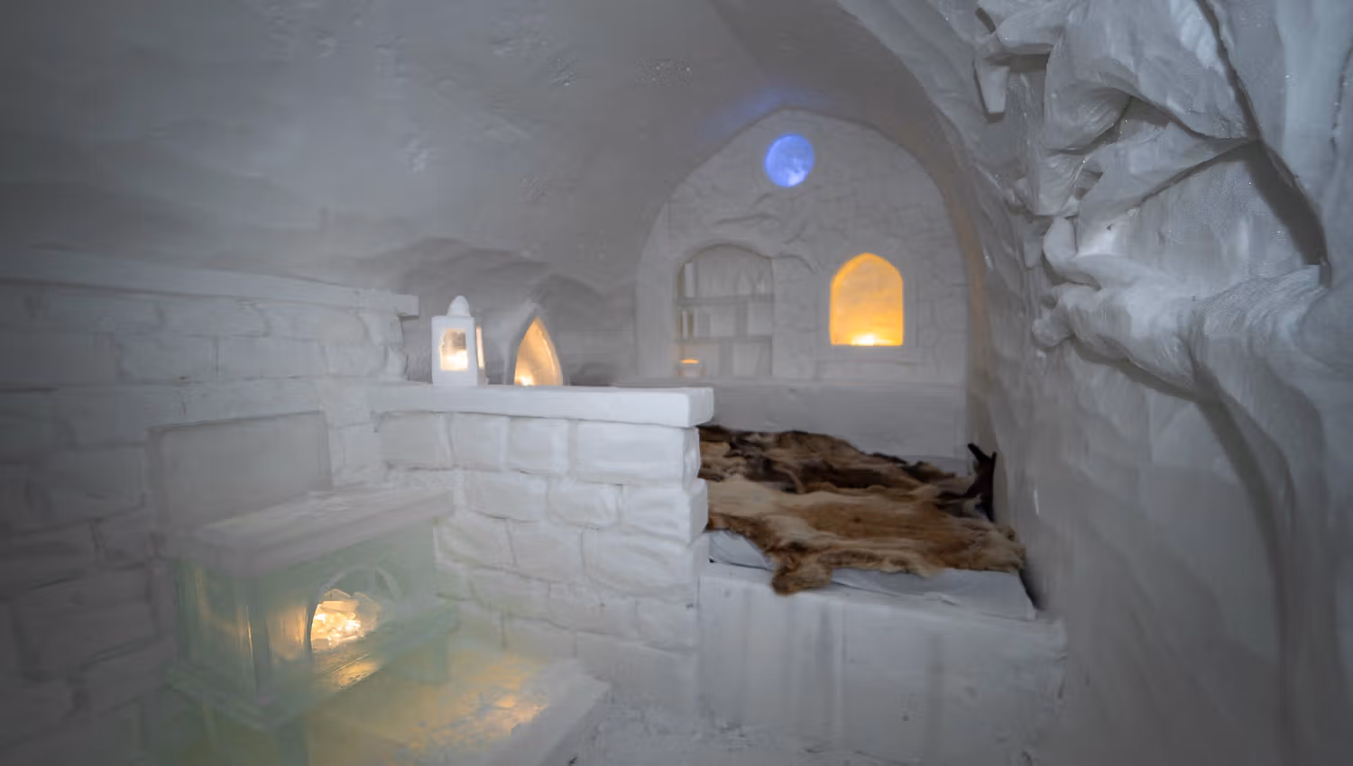 Ontdek de betovering van deze unieke ijskamer, compleet met een comfortabel pelsbed en sfeervolle verlichting. Ideaal voor een onvergetelijke winterervaring!