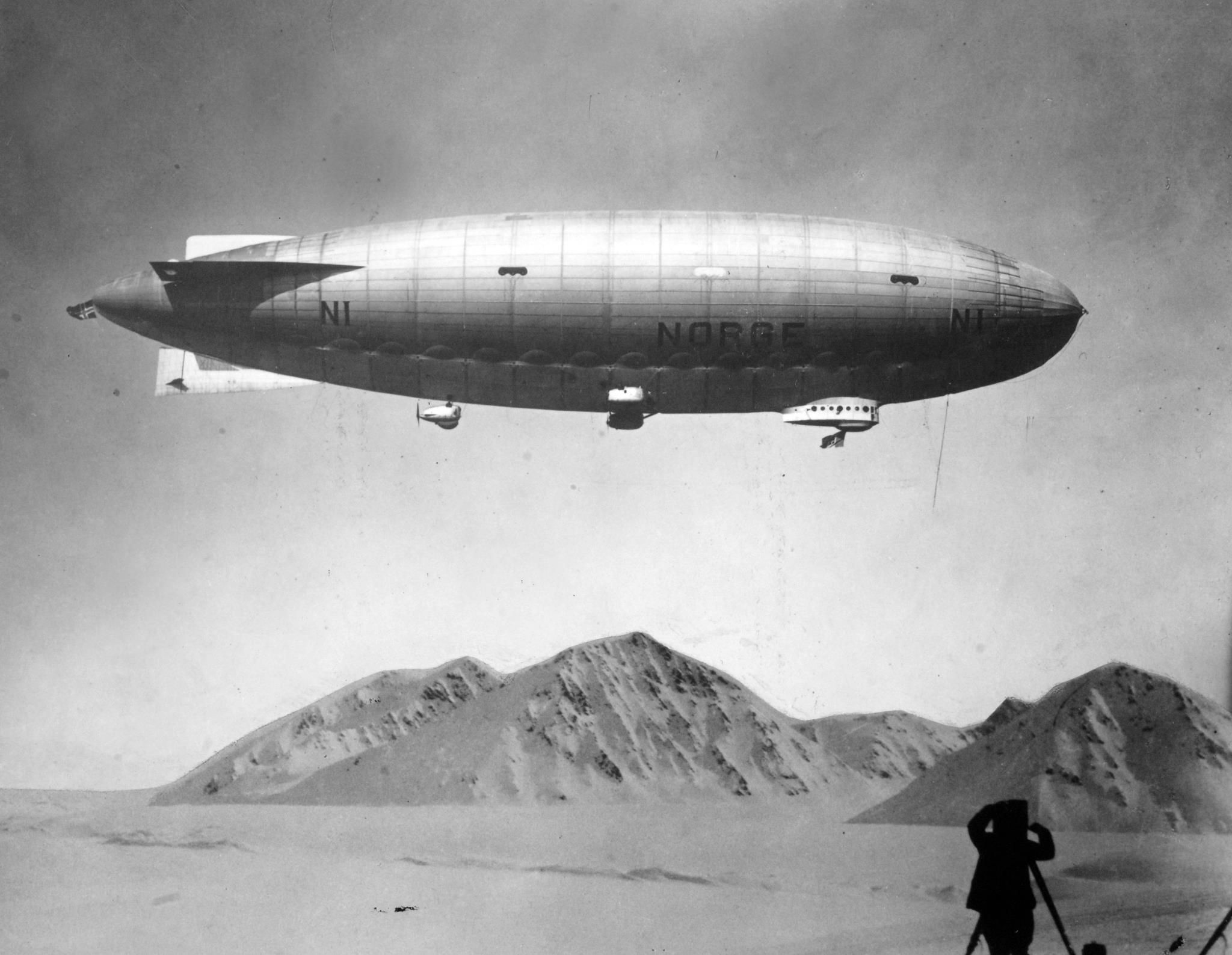 A black and white photo of the air ship Norge