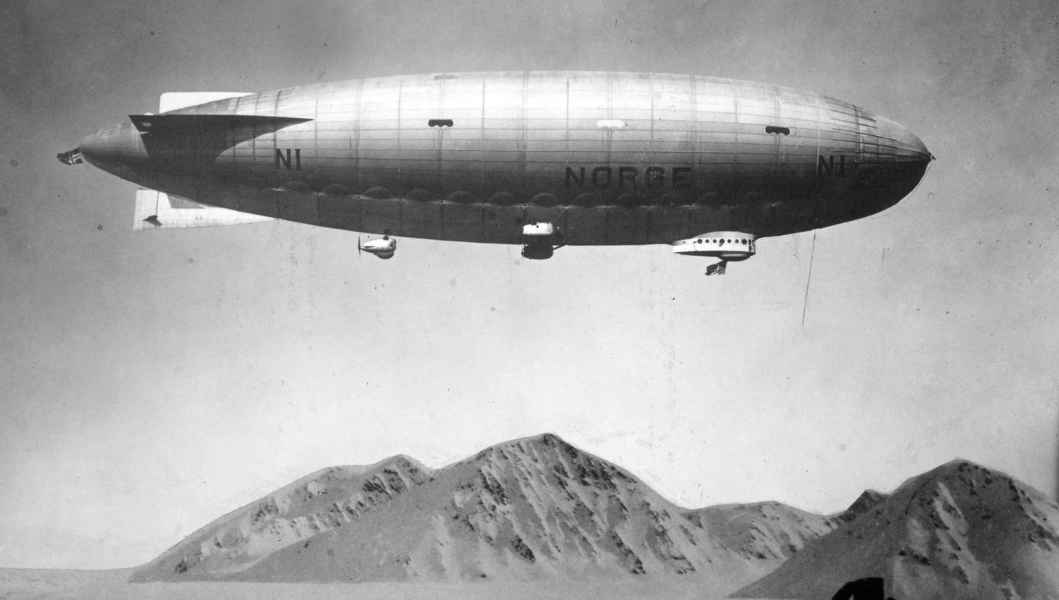 A black and white photo of the air ship Norge